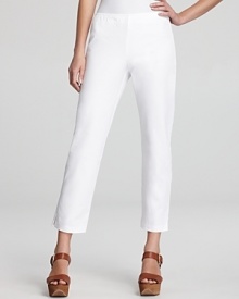 A hassle-free approach to everyday dressing, these Eileen Fisher Petites pants flaunt a slim cut and a clean silhouette for a sleek, flattering fit.