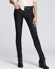 Lightweight rag & bone/JEAN skinny jeans are the perfect warm-weather choice and transition seamlessly into fall so you stay cool no matter the weather.