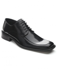 Complete a well-constructed look and lace up in these smooth moc toe oxford men's dress shoes from Kenneth Cole. Complete a well-constructed look and lace up in these smooth moc toe oxford men's dress shoes from Kenneth Cole.