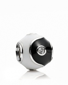 Find perfect balance with PANDORA's silver and enamel yin yang charm. Black and white cubic zirconia adds extra sparkle.