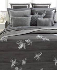 This Vera Wang Charcoal Flower bedskirt completes the look of your bedding ensemble by providing an extra layer of dimension.