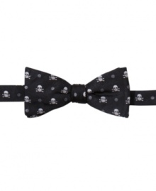 Add some edge to your polished look with this skull print bow tie from American Rag. Add some edge to your polished look with this skull print bow tie from American Rag.