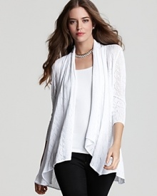 This Catherine Malandrino cardigan boasts an open silhouette and draped collar that infuses your daytime look with relaxed style.