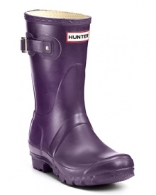 Short rubber rain boots with a legendary Hunter fit and comfort. Short rubber rain boots with a legendary Hunter fit and comfort.