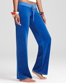 These plush velour Juicy Couture pants lend glam to your weekend with a back Juicy graphic. These plush velour Juicy Couture pants lend glam to your weekend with a back Juicy graphic.
