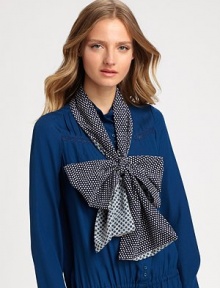 A double sided design with complimentary prints in luxurious silk. SilkAbout 8 X 75Dry cleanMade in Italy A double sided design with complimentary prints in luxurious silk. SilkAbout 8 X 75Dry cleanMade in Italy
