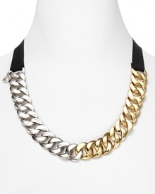 Equal parts edgy and simple. This chain link necklace from MARC BY MARC JACOBS instantly gives your neckline a shot of the brand's signature cool.