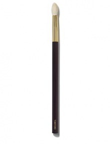 Tom Ford's brush collection is designed to bring ease and luxury to the process of creating your look - they make expert makeup application completely effortless. Create perfect shade gradation with the Tom Ford Eye Shadow Blend Brush. Made with natural hair, it effortlessly softens and blurs any harsh color lines. Essential for blending the different eye shadow formulas in the Tom Ford Eye Color Quad. Handle is designed for true comfort and balance.