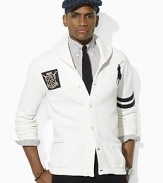 A throwback to preppy athletic style with sporty details and a handsome shawl collar, this timeless fleece cardigan looks just as good at sporting events as it does in the workplace.