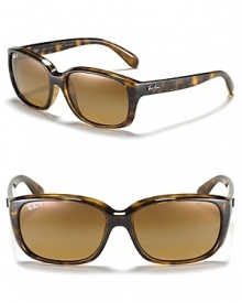 Oversized sunglasses with polarized lenses from Ray-Ban, a subtle accent for your summer wardrobe.