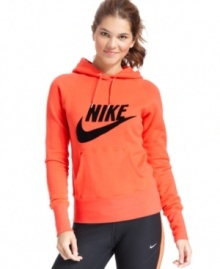 Brighten up your workouts in this colorful hoodie from Nike. A cozy kangaroo pocket keeps your belongings on-hand while keeping your hands warm!