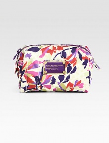 Featuring iconic logo lining and logo plate on front, a gorgeous and vivid cosmetics case.Top zip closureFully lined7W X 4H X 4½DImported Featuring iconic logo lining and logo plate on front, a gorgeous and vivid cosmetics case.Top zip closureFully lined7W X 4H X 4½DImported