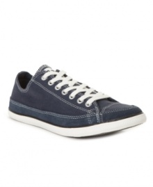 It doesn't take the brains of a rocket scientist to know that this slimmed down version of your favorite men's sneakers from Converse are a smart pick to pair with your everyday casual looks. (Clearance)