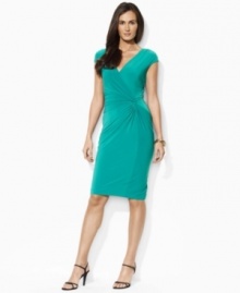 Knotted at the left hip for an unexpectedly glamorous twist, this timeless petite dress from Lauren by Ralph Lauren is crafted from figure-flattering matte jersey with chic cap sleeves and an alluring V-neckline.