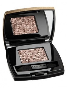 Discover the new Ombré Hypnose Mono limited edition adorned with golden glitters especially for this holiday collection. This luxurious jewel-like case encloses a treasure new formula. Woven like mesh fabric, this fine texture offers a very sparkling formula to create the most dynamic eye effects. Pure Golden pigments combined with this soft and bouncy formula offer an excellent pick up and pay off for a color that lasts for up to 16 hours. Discover the new Ombré Hypnose Mono limited edition adorned with golden glitters especially for this holiday collection. This luxurious jewel-like case encloses a treasure new formula. Woven like mesh fabric, this fine texture offers a very sparkling formula to create the most dynamic eye effects. Pure Golden pigments combined with this soft and bouncy formula offer an excellent pick up and pay off for a color that lasts for up to 16 hours.