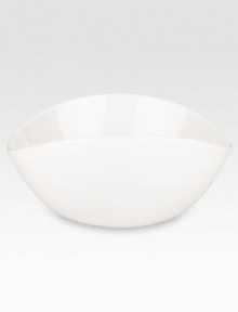 Donna Karan launched her eponymous fashion label in 1985 with seven easy pieces meant to to be mixed and matched to fit any scenario. That same versatility defines her beautiful dinnerware collection, crafted in high-gloss porcelain with seven pieces for breakfast, dinner and everything in between. High-gloss porcelain24.5 oz.Dishwasher- & microwave safeImported