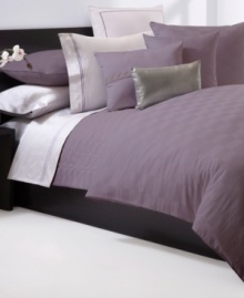 This Windsor Plum sheet from Hugo Boss turns your bed into an oasis of tranquility. 350-thread count cotton sateen fabric provides endless comfort, while baratta stitch embroidery adds a layer of sophistication.