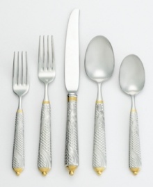 Intricate details and lustrous gold accents lend extraordinary grandeur to your table. Byzantine Gold place settings from Yamazaki feature richly embossed hollow handles, the perfect complement for an elaborate feast.