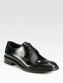 Timeless lace-up oxford rendered in smooth, supple Italian leather.Leather upperLeather liningPadded insoleRubber soleMade in ItalyOUR FIT MODEL RECOMMENDS ordering one half size down as this style runs large. 