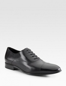 A sleek look constructed in water-resistant, rain-lux calfskin leather. Leather lining Padded insole Rubber sole made in Italy A sleek look constructed in water-resistant, rain-lux calfskin leather. Leather lining Padded insole Rubber sole made in Italy