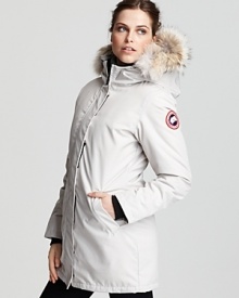 Keep the snow and cold wind out with Canada Goose's heavy-duty parka. The mid-thigh length offers maximum coverage and protection. Keep the snow and cold wind out with Canada Goose's heavy-duty parka. The mid-thigh length offers maximum coverage and protection.