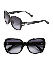 Sleek, oversized frames with chain and logo-detailed temples. Available in black with grey gradient lens.Chain and logo temples100% UV protectionMade in Italy Sleek, oversized frames with chain and logo-detailed temples. Available in black with grey gradient lens.Chain and logo temples100% UV protectionMade in Italy