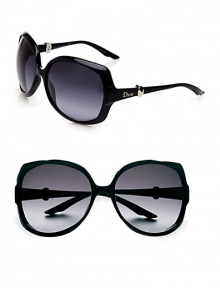 These glamourous plastic frames boast faceted, oval trimmed temples. Available in shiny black with grey gradient lens. Logo temples100% UV protectionMade in Italy These glamourous plastic frames boast faceted, oval trimmed temples. Available in shiny black with grey gradient lens. Logo temples100% UV protectionMade in Italy