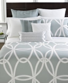 Find comfort in contemporary style! This Hotel Collection Modern Gates sham features luxurious Pima cotton fabric that evokes 5-star luxury, while bold link patterns intertwine for a sophisticated finish. Zipper closure.