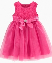 Dress her up with this chiffon rosette dress from Hello Kitty, with an exclusive Hello Kitty crown charm to make it extra special! Dress her up with this chiffon rosette dress from Hello Kitty, with an exclusive Hello Kitty crown charm to make it extra special!