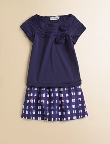 A beautiful top with rose detail and a rolled yoke is the perfect compliment to any bottom.BoatneckShort sleevesRolled yoke90% cotton/10% elastaneMachine washImported A beautiful top with rose detail and a rolled yoke is the perfect compliment to any bottom.BoatneckShort sleevesRolled yoke90% cotton/10% elastaneMachine washImported