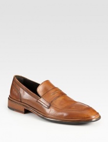 Exceptionally stylish, crafted in buttery soft leather.Leather upperLeather liningPadded insoleLeather/rubber soleImported