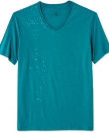 Time to reflect. This glossy logo t-shirt from Calvin Klein lightens up your casual style.