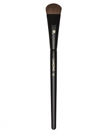 This full, natural-bristled brush is the ideal partner to all eye shadows. It quickly and evenly applies shadow to the lid for a smooth, flawless look. This full, natural-bristled brush is the ideal partner to all eye shadows. It quickly and evenly applies shadow to the lid for a smooth, flawless look.