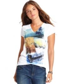 Channel a casual, comfy vibe in Calvin Klein Jeans' printed tee, made of tissue-thin cotton.