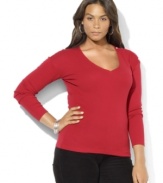 Lauren Ralph Lauren's sweet and simple shirt in cotton jersey embodies feminine charm with a V-neckline and LRL-engraved buttons at the shoulder.