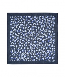 Perfect for folding up and putting in your pocket, Paul Smiths floral hankie is a characteristic-chic choice for this essential accessory - Square shape, logo printed at corner - Stash away in the back pocket of your jeans, or fold into a triangle and showcase on blazers Perfect for folding up and putting in your pocket, Paul Smiths floral hankie is a characteristic-chic choice for this essential accessory - Square shape, logo printed at corner - Stash away in the back pocket of your jeans, or fold into a triangle and showcase on blazers