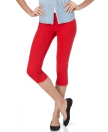 HUE rocks your favorite denim look with the comfort of leggings. With a classic capri leg and jean silhouette. HUE rocks your favorite denim look with the comfort of leggings. With a classic capri leg and jean silhouette.