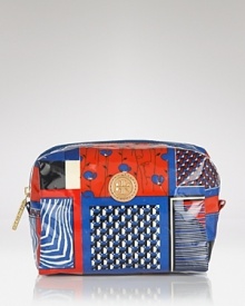 Beauty is in bloom with this printed cosmetics case from Tory Burch, finished with the label's signature logo. Beauty is in bloom with this printed cosmetics case from Tory Burch, finished with the label's signature logo.