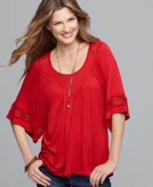 Delicate open-weave work makes this Cha Cha Vente tunic special! Try it with sparkling jewelry for a dressier look.