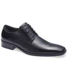 Combining the timeless sophistication of smooth, plain toe oxfords with modern comfort, these lightweight Calvin Klein men's dress shoes are a must-have for any guy's work week wardrobe.