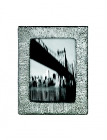 It's metal artistry with a New York edge- display your favorite memories in this hand-cast aluminum frame for a distinctive touch to any home display.HandmadeAluminum alloyImported