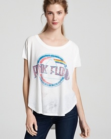Cut in a voluminous silhouette, this CHASER tee is emblazoned with a Pink Floyd graphic and finished with a dramatic high/low hem. Cut in a voluminous silhouette, this CHASER tee is emblazoned with a Pink Floyd graphic and finished with a dramatic high/low hem.
