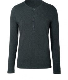 An essential basic in super soft cotton, Majestics cotton henley is a must for your layered looks - Rounded neckline, button closures, long sleeves - Classic straight fit - Pair with cargo shorts and flip flops, or with flannel shirts, slim fit trousers and boots