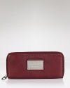 Let MARC BY MARC JACOBS' slim leather wallet be your practical companion. Slip this printed pick up inside your purse to add a day-to-day dose of the label's enviable cool.