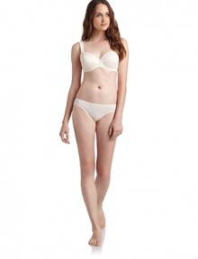 THE LOOKAdjustable shoulder strapsDelicate paisley lace padded cups with underwire supportSide boningElastic hemAdjustable back hook-and-eye closureTHE MATERIALNylon/spandexFully linedCARE & ORIGINHand washImported THE LOOKAdjustable shoulder strapsDelicate paisley lace padded cups with underwire supportSide boningElastic hemAdjustable back hook-and-eye closureTHE MATERIALNylon/spandexFully linedCARE & ORIGINHand washImported