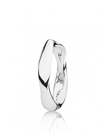 Subtle contours and liquid lines add an organic element to PANDORA's sterling silver ring.