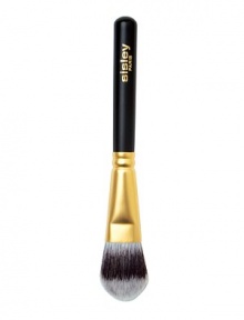 This luxurious brush helps smooth foundation over the skin for a perfectly even complexion. Its soft and dynamic synthetic bristles work in perfect affinity with the foundation's thick texture. Makeup is flawlessly blended; the complexion is even and luminous. This luxurious brush helps smooth foundation over the skin for a perfectly even complexion. Its soft and dynamic synthetic bristles work in perfect affinity with the foundation's thick texture. Makeup is flawlessly blended; the complexion is even and luminous.
