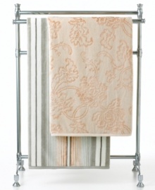 Très élégant. Accent you bath with the look of modern romance and classic Lauren by Ralph Lauren style with the Saint Honore hand towel. Choose from a textured damask floral pattern and a sophisticated stripe design.