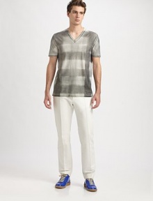 Remarkably soft cotton v-neck finished with an abstract check-pattern print.V-neckCottonMachine washMade in Italy Remarkably soft cotton v-neck finished with an abstract check-pattern print.V-neckCottonMachine washMade in Italy