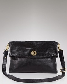 Get easy chic with this everyday essential messenger bag in glossy leather from Tory Burch. Get easy chic with this everyday essential messenger bag in glossy leather from Tory Burch.